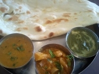 「ヘルシーセット（野菜・ほうれん草・豆カレー）1050円」@アティティの写真