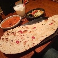 「バンガロールセット（バターチキン（辛口）・ガーリックナン・ラッシ」@曼陀羅の写真