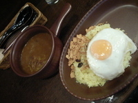 「挽肉カレー 目玉焼き+ニンニクチップトッピング」@ビストロ喜楽亭 池尻本店の写真