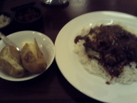 「ビーフカレー（中辛）1300円+トッピングチーズ200円+アイス」@ガヴィアルの写真