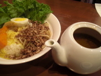 「スープカレー・ポー（オリジナルスープ・一辛）680円+焦がしチー」@東京スープカレーCahaya 総本店の写真