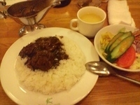 「ビーフカレー1,300円+小サラダ300円+焼リンゴ500円+コ」@スマトラカレー共栄堂の写真