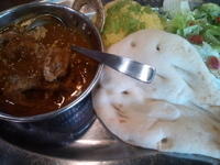 「骨付きチキンカレープレート（1080円→会員割引で630円）」@香辛飯屋 つくば本店の写真