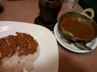「黒胡椒チキンカレー（ドリンク付き）会員クーポン価格648円」@カフェウォールの写真