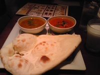 「欲張りセット（サンバル、バターチキン）+ドリンク付き（ラッシー）」@SITAARA DINER エキュート品川店の写真