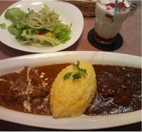 「2色カレー（サラダ&イチゴミルク付き）+5辛（クーポン価格880」@カフェウォールの写真