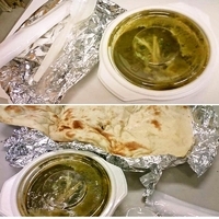 「お持ち帰りカレー（サグチキンカレー[ほうれん草+鶏]辛め+ナン）」@ハッピーの写真