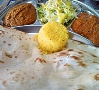 「Dランチ（本日のカレー2種類・ナンとサフランライス・サラダ・ソフ」@インド料理 ラムの写真