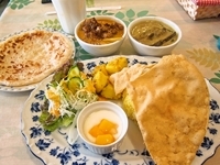 「おすすめランチのロティ付き（990円）（野菜カリー、お肉カリー、」@スリランカ・カリーの店 アンマーカリヤの写真