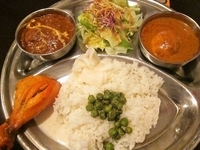 「スペシャル・ターリーランチ（カレー2種、サラダ、チャパティ、チャ」@遊食カレー&インド料理 カルマの写真