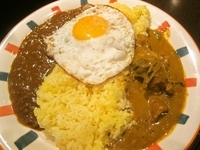 「ツインカレー、ミニサラダ付き（800円）+マンゴラッシー（100」@セイロンキッチンBentotaの写真