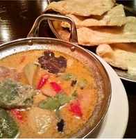 「グリーンカレー（激辛）+チーズナン（1000円+400円）」@アジアンダイニング LUMBINI 柏3丁目店の写真