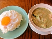 「グリーンカレーセット（タイコーヒー、デザート）（850円）+目玉」@Asian Restaurant Punpuiの写真