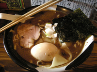 「煮干しラーメン￥750+味たま（無料クーポン）」@すごい煮干ラーメン凪 新宿ゴールデン街店 本館の写真