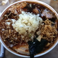 「ラーメン（￥600）やくみ（￥50）」@梅乃家の写真