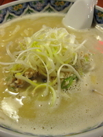 「揚州濃厚塩ラーメン（刀切麺）￥840+スープ2倍濃厚増し￥200」@中国ラーメン 揚州商人 池袋西口店の写真