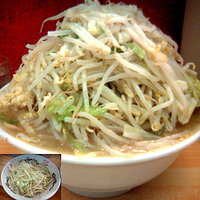 「大盛焼豚大ブタ 900円 ヤサイタワーニンニクダブル ! （ヤサ」@ラーメン二郎 品川店の写真