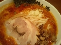 「豚辛ラーメン（中）」@屋台とんこつらーめん めん吉 柏駅店の写真