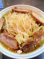 「らーめんニンニクアブラ+豚増し（600+120円）」@らーめん大 池袋店の写真