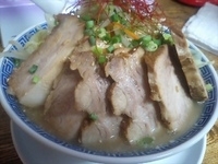 「塩麺（中盛無料）+バカ豚（700円+300円）」@明心角ふじの写真