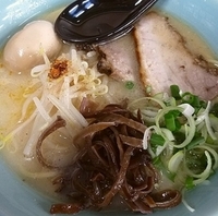 「極太塩豚骨らーめん（味玉トッピング）」@極汁煮豚らーめん鹿濱銀蠅の写真