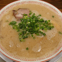 「博多ラーメン 650円 + 替玉 100円 + ピリ辛そぼろめし」@博多屋台の写真