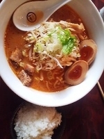 「海老茶色の味噌ラーメン+味玉+ライス【サービス】」@らーめん一会の写真