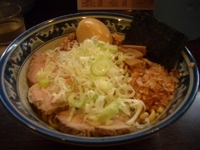 「燻玉油そば」@兎に角 松戸店の写真