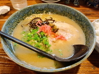 「ラーメンかため530円+ライス100円」@たつ屋の写真