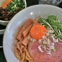 「大和肉鶏脂の油そば（生卵付き￥750）卵かけご飯（￥200）」@音麺酒家 楽々の写真