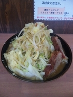 「らーめん（野菜、ニンニク、カラメ）」@魔人豚の写真