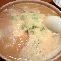 「天下一品ラーメン土鍋チーズ+ゆで卵（サービス）」@天下一品 こむらさき店の写真