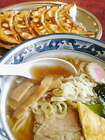 「醤油ラーメン（￥550）+ジャンボ焼き餃子（￥450）」@餃子ハウスの写真