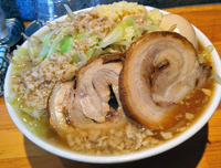 「剣ラーメン（野菜、ニンニク、アブラ増し）700円+大盛り50円+」@麺屋 騎士の写真