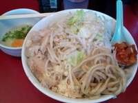 「ラーメン680円スキヤキ80円ニンニク、アブラ、辛たま」@用心棒 本号の写真