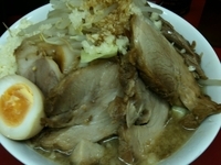 「ラーメン[小]（700円）+豚（250円）+生卵（50円）[野菜」@モッコリ豚の写真