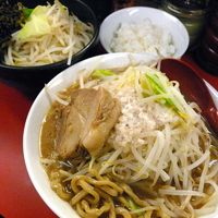 「小ご郎 540円 + サービス半ライス（麺固め・脂普通・野菜増々」@麺厨房 豪快家 大森店の写真