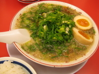 「特製醤油ラーメン（ねぎ多め）[650円]+[味玉100円/小ライ」@ラーメン魁力屋 市ヶ尾店の写真