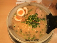 「豚骨醤油ラーメン+味玉」@越後秘蔵麺 無尽蔵 せんだい家の写真