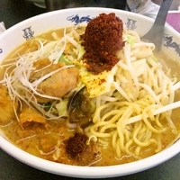 「辛味噌爆来（激辛）（野菜マシ/ニンニクマシ×2）+大盛+唐揚げ3」@頂上タン麺 爆来の写真