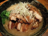 「白湯しょうゆらーめん 肉増し」@麺処 鳴神の写真