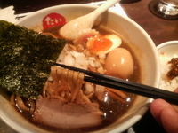 「煮干しブラック+味玉（&食べるラー油ご飯）」@節骨麺たいぞう 池袋本店の写真