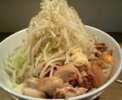 「油そば（野菜チョイ増し・ニンニク）700円+豚券100円」@らーめん こじろう526 日暮里店の写真