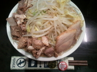 「らーめん（ニンニク、野菜多め）+こま切れ豚」@らーめん大 五反田店の写真