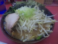 「ラーメン 630円 + ねぎもやし 10円」@王道家の写真