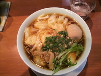 「醤油ワンタン麺（大盛）+味玉 1130円」@麺や維新の写真