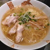 「丸鶏旨味そば 中盛 100円（33の日記念キャンペーン価格）」@麺屋33の写真