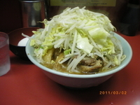 「小豚脂少なめニンニクヤサイ増し増し￥750 生卵￥50」@ラーメン二郎 桜台駅前店の写真