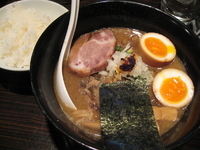 「ラー麺（中盛サービス）[700円]+ごまたまご[100円]+こし」@京鰹節つけ麺 愛宕 ATAGOの写真