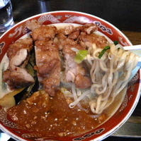 「メガ唐揚げDXラーメン 中盛 980円（辛さなし）」@旨辛ラーメン 味一の写真